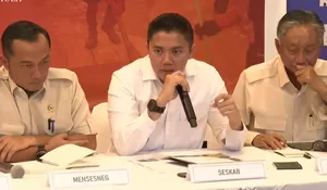 Masih Ribut Status Bencana Nasional, Seskab Teddy Ungkap Negara Sudah Turun Sejak Hari Pertama