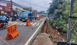 Tebing Setinggi 25 Meter Longsor, Jalan Raya Tajur Bogor Ditutup Sebagian, Arus Lalulintas Macet