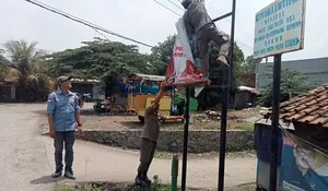 Terbukti Melanggar, Spanduk dan APS Caleg di Rumpin Dicopot Satpol PP