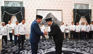 Lantik Nurcahja Jadi Dewan Pengawas BPR Purwakarta, Benni Irwan Minta Bekerja Penuh Tanggung Jawab