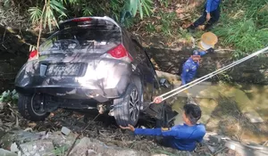 Lupa Rem Tangan, Mobil Brio Terperosok ke Saluran Air di Gunungsindur 