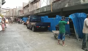 Proyek Pasar Jambu Dua Ambruk Imbas Cuaca Ekstrem, Kontraktor Klaim Nggak Ganggu Progres Pembangunan