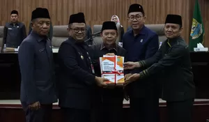 Pj Wali Kota Bekasi Raden Gani Muhamad Teken Raperda APBD 2024 bareng DPRD