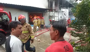 Diduga Gegara Konsleting Listrik, Pabrik Accesoris Acrilic Ludes Terbakar