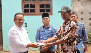 HUT KORPRI, Pj Wali Kota Bekasi Gani Muhamad Serahkan Bantuan Rutilahi Warga Pondok Melati