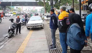 Sudah Dilarang, Masih Saja Ada Kendaraan Parkir Diatas Trotoar di Kota Bandung, Sekda Bakal Lakukan Ini