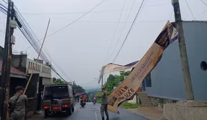Satpol PP Kecamatan Cijeruk Copot Puluhan Spanduk Bodong