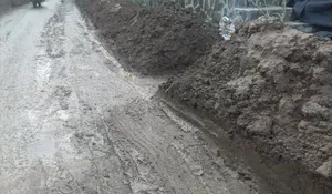 Galian Tanah Proyek Drainase di Bogor Bikin Jalan Licin, Bahayakan Pengendara dan Bikin Baju Anak Sekolah Kotor