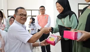 Gani Muhamad Bagi-bagi PMT Pangan Lokal dan Zat Besi Buat Balita di Kota Bekasi