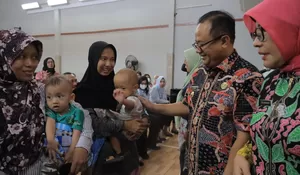 Pj Wali Kota Bekasi Beri Bantuan PMT dan Zat Besi buat Balita dan Ibu Hamil