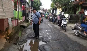 Kondisi Jalan Rusak di Ciherang Bogor Makin Parah, Warga : Harusnya Dibeton, Bukan Cuma Tambal Sulam