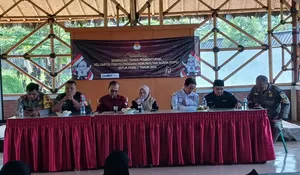Babinsa Desa Batulayang, Serda M.Hasan, Ikuti Sosialisasi Pembentukan KPPS untuk Pemilu di Desa