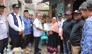Pj Wali Kota Bekasi Gani Muhamad Serahkan Bantuan RTLH dari KORPRI buat Warga Pondokgede