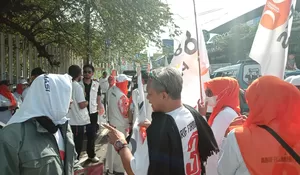 Caleg dari PKS Ini Bagi-bagi Jeruk ke Pengendara Jalan Raya Puncak