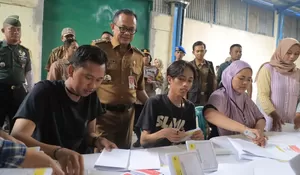 Cek Gudang KPU, Pj Wali Kota Bekasi Gani Muhamad Pastikan Pekerja dan Kondisi Kotak Suara