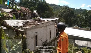 Tiga Kampung di Pamijahan Diterjang Angin Kencang Hingga Tanah Longsor