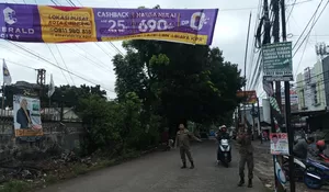 Satpol PP Bojonggede Tertibkan Puluhan Spanduk Tak Berizin yang Membahayakan Pengedara