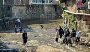 Rangkul Pemuda di Bandung, TPN Ganjar Mahfud 'Merumput' Sambil Bebersih Sungai Cikapundung