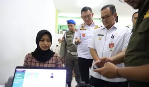 Pj Wali Kota Bekasi Gani Muhamad Apresiasi Perekaman e-KTP di Sekolah : Mudahkan Para Pelajar