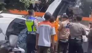 Gegara Mengatuk Seorang Wanita Tabrak Trotoar hingga Mobilnya Ringsek