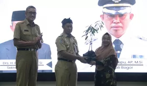 Pj Bupati Bogor Berikan Bibit Buah ke Penggiat Kampung Ramah Lingkungan 