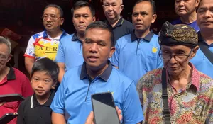 Jelang Perayaan Imek Prajurit TNI dari Lanud ATS Menggelar Bersih-bersih di Vihara Dhanagun 