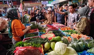 Gibran Blusukan ke Pasar Cihapit Bandung, Pedagang : Nanya Harga Cabai