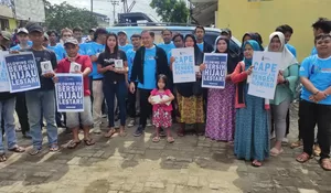 Dokter Rayendra Libatkan Warga Tertibkan APK Pemilu 2024 di Kota Bogor, Tukar APK dengan Telur