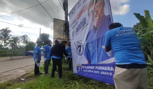 Gelar Aksi Dibuang Sayang, Rayendra Center Bareng Relawan Bogor Glowing Tertibkan Ratusan APK Peserta Pemilu 2024 di Katulampa Bogor