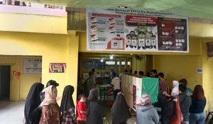 Diguyur Hujan Sejak Pagi, Warga Caringin Bogor Tetap Antusias Ikuti Pemilu 2024