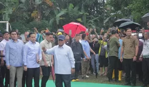 Hujan-hujanan Saat Nyoblos di TPS 33 Bojongkoneng Bogor, Capres Prabowo Subianto Membawa Berkah