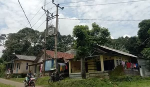 Kabel PLN di Cijeruk Menjuntai dan Terkelupas, Warga Khawatir Ada Korban