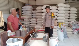 Kapolsek Rumpin Cek Harga dan Stok Beras di Pasar Cicangkal Bogor