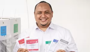 Nyoblos ke TPS, Ketua DPRD Kota Bogor Atang Trisnanto Boyong Istri dan Anaknya