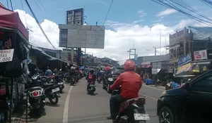 Reklame Raksasa di Sekitar Pasar Cisarua Bahayakan Pengendara