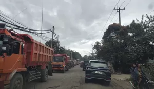 Hindari Kecelakaan Truk Tambang, Warga Parungpanjang Bogor Harus Ngalah dengan Sistem Kayak Gini!