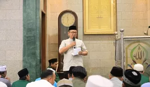 Tarling Perdana, Pj Wali Kota Bekasi Gani Muhamad Salurkan Bantuan Sarung buat Masjid di Jatiasih