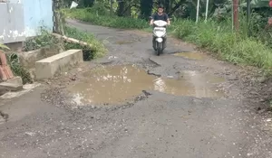 Sudah 5 Tahun Jalan Penghubung Desa Tajur Halang - Sukaharja Bogor Rusak Parah, Warga Kecewa Berat