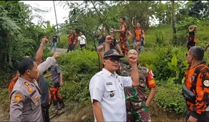 Forkopimcam Bareng Ormas PP Perbaiki Jalan Mangkrak di Sukamakmur