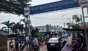 Jelang Lebaran, Pengunjung Pasar Cicangkal Rumpin Membludak, Parkir Sampai Luber ke Jalan