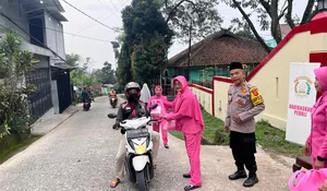 Kompak! Ibu-ibu Bhayangkari Polsek Tamansari Bagikan Takjil Gratis