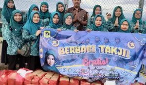 Mencari berkah dibulan Ramadhan, Pemdes dan TP PKK Desa Ciadeg, Bagikan Ratusan Takjil Gratis