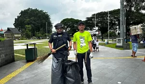 Komitmen Peduli Kebersihan, Relawan Eka Maulana Bebersih Sampah di Alun-alun Kota Bogor Saat Libur Lebaran
