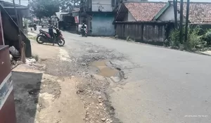 Jalan Cijeruk-Cipaku Bogor Rusak Parah, Lampu Jalan Padam, Bikin Banyak Pengendara Celaka