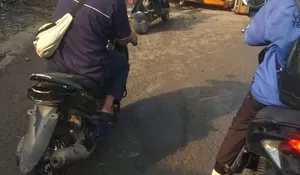 Muatan Berlebih, Truk Tambang Kecelakaan hingga Terguling di Parungpanjang Bogor, Jalanan Macet Parah