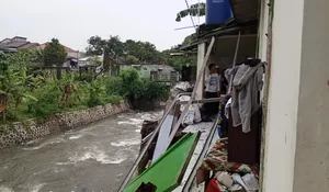 Tebing 5 Meter Longsor Timpa Rumah Warga di Situgede Bogor, Kondisinya Rusak Berat