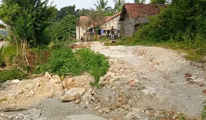 Kondisi Terkini Lokasi Bencana Pergeseran Tanah di Purwakarta, Jalan Rusak Parah Ganggu Akses Warga