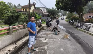 Geram Bikin Celaka, Warga Cijeruk Bogor Inisiatif Tambal Jalan Rusak Sendiri