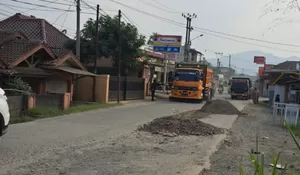Jalan Grendong - Gunung Nyungcung Rumpin Bogor Rusak, Kapan Diperbaiki?