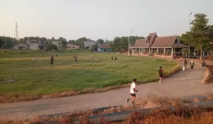 Jaga Kesehatan, Warga Karawang Manfaatkan Halaman Kecamatan Kotabaru untuk Olahraga Rutin